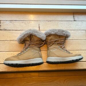 Columbia Beige Winter Boots with Fur Trim